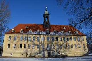 Klein (Schloss Rückseite Winter 2016)